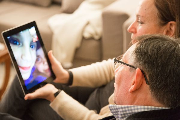 parents having video call with children 