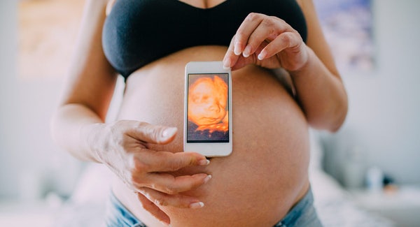 pregnant women holding phone 